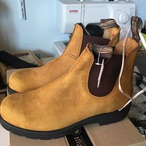 Brand New size 8 1/2 Blundstone pull on boots